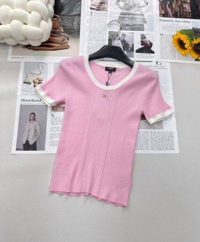 Chanel25Ss春夏新款微标修身针织短袖上衣丨高版出品 弹力舒适 透气好穿 撞色形成勾勒效果 胸前双C字母徽标装饰 复古风格强烈 修身版型 突显身材 风格俏