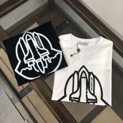 moncler 蒙口新款男士圆领短袖 T恤专柜春夏新品 高品质 时尚百搭潮款 采用客供定制280克双股纯棉面料 上身休闲随性 帅气有型 彰显大牌气质 颜色 黑色