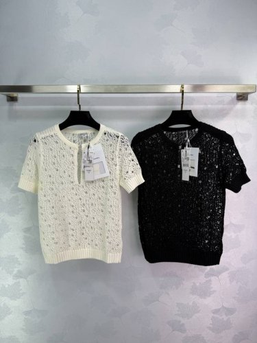 Chane*2025新品上架 镂空微透针织短袖 定制Yb羊绒纱线织造 质感高级 弹力舒适 针织短袖上衣剪裁 通体利用细腻钩针肌理交织 勾勒出孔状镂空图案 精致双