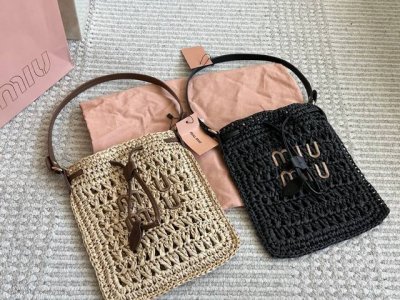 miumiu拉菲草小托特 这个真的让你们等很久了容量超级大，能让你装上出门必需品可以装重要物品喔 #Miumiu 22*25