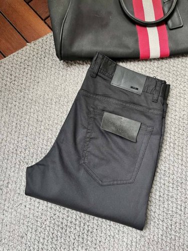 路易‘’ 新款来袭2640春夏新款新品 专柜有售 实体店极品休闲裤专柜原版1:1好货，适合各个年龄段。市场最高版本的欧洲进口面料。舒适柔软亲肤，上身效果超级棒时