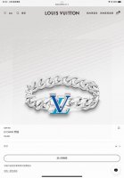 Lv路易威登 银色滴胶古巴手链 配全套包装 本款 Lv Chain 手链以鲜明珐琅创意塑造 Lv 字母开合 占据视线焦点的同时可灵活调节长度 与抛光金属粗链环共