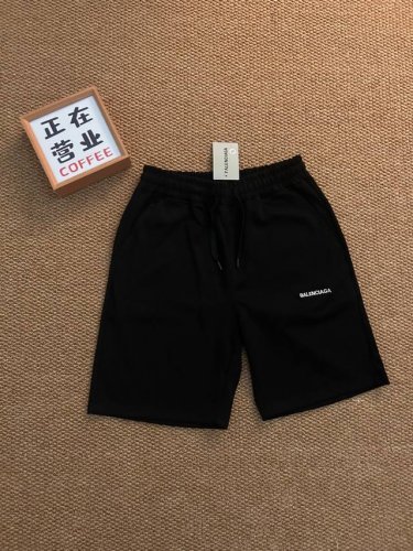 Balenciaga 巴黎世家夏季最新款基础黑色五分休闲短裤 采用重磅华棉面料，触感柔和、垂感强，穿着体验感好 4-5级水洗色牢度不易褪色 面料采用水洗印染工艺