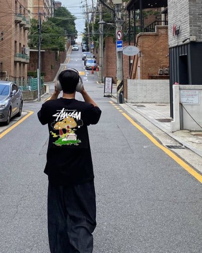 stussy 斯图西 23新款蘑菇情侣短袖T恤 采用260克双砂面料 三针五线做工，领口包包边条 今年火爆的品牌 看到了就忍不住要自留一件 正确纹路立体印花 正