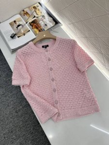 chane*2025新品上架 珠片银丝针织短袖开衫 定制Yb进口纱线织造 质感高级舒适 圆领针织短袖开衫剪裁 优雅黑粉蓝白四色可选 面料穿插银丝 满身细闪珠片