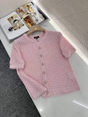 chane*2025新品上架 珠片银丝针织短袖开衫 定制Yb进口纱线织造 质感高级舒适 圆领针织短袖开衫剪裁 优雅黑粉蓝白四色可选 面料穿插银丝 满身细闪珠片