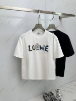 lo Ewe 2025春夏新款首发专柜最新款短袖圆领T恤 高端订制 设计前卫时尚！品牌Logo重工艺设计 高端定制280克面料.手感柔软.穿着舒适.专柜级别精致