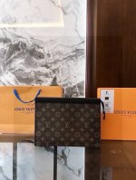 Lv 老花手拿包 男朋友系列，经典爆款，堪称断货王 这款手拿包很百搭，随手拎起就走 搭配运动装和职业装也是非常协调 春夏秋冬都很Nice 非常便携符合男生的气质