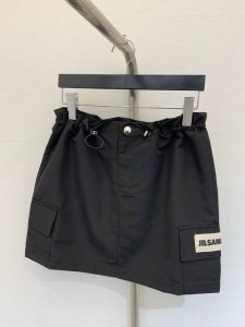 夏季新款 抽绳工装半裙 工装半裙今年超火 活力又青春 定制高支棉面料 质感版型都是一绝 百搭时尚的神器 结合专属标志性 细节一整个满分 元气少女的必备单品 面料
