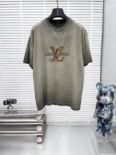lv*25Ss春夏新款短袖，定制260克100%纯棉双纱汗布面料，同缸定染特种加粗32支双股1X1螺纹，双针车线跨缝工艺，高版本男女同款 尺码：S M L Xl