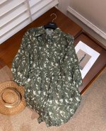 夏季更新-碎花套装 100%苎麻 绿野仙踪 自在随形 邂逅这套绿底碎花套装 仿若踏入静谧的森林秘境 衬衫轻盈 泡泡袖俏皮灵动 似林间精灵在嬉戏 短裤宽松 碎花点