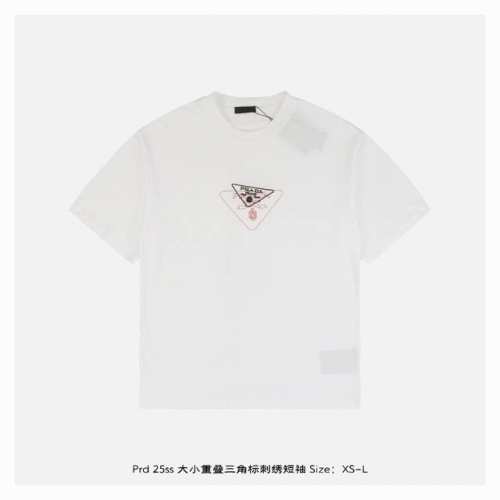 prada 普拉达 25Ss 大小重叠三角标刺绣短袖 面料采用230克重精梳棉，定制32支1*1螺纹，成衣两遍水洗处理，面料舒适亲肤无异感，定制定染面料，纺织密