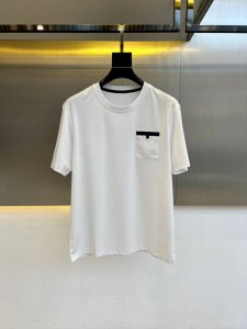 爱马仕 男装25夏季新款针织棉透气时尚休闲圆领短袖T恤 休闲剪裁棉质运动衫 简单大方 精致考究 饱满有型 强烈地凸显出品牌的个性与文化 提升了整体的格调与品位