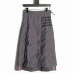 thom Browne Tb 色织黑杠百褶长裙 搭配什么都是超级协调好看的 定制圆头三色拉链 前短后长设计 每一个百褶摆都是经过车工加工定型的 所以完全不用担心
