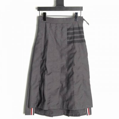 thom Browne Tb 色织黑杠百褶长裙 搭配什么都是超级协调好看的 定制圆头三色拉链 前短后长设计 每一个百褶摆都是经过车工加工定型的 所以完全不用担心