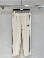 Loewe# 2025 铜氨丝莫代尔空气层春夏休闲裤子 美学的焕新诠释,演绎浓郁的格调型时尚风范,细节感和设计感强悍.经典品牌标识做为色彩搭配,演绎经典的品牌时