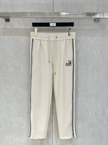 Loewe# 2025 铜氨丝莫代尔空气层春夏休闲裤子 美学的焕新诠释,演绎浓郁的格调型时尚风范,细节感和设计感强悍.经典品牌标识做为色彩搭配,演绎经典的品牌时