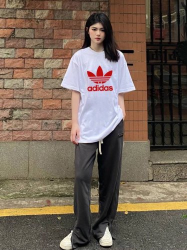 上新 标志Logo 化繁为简 Adidas 阿迪达斯极简的设计转化为服装语言 就如这件基础短袖T恤 有着极其细腻的面料质感 平淡中无处不透入极简高级质感 简单