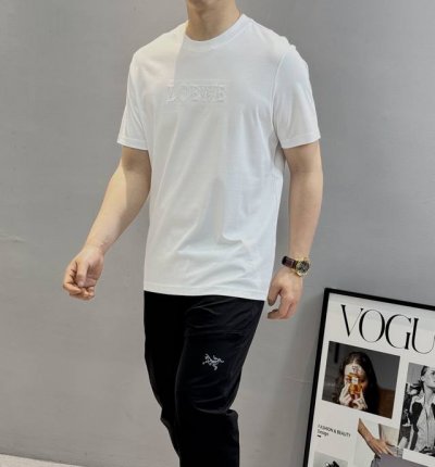 loew*E罗意威25S春夏新款圆领短T. 原单品质！重工3D绣花.本色搭配.视觉感受超前！悬垂感强！手感质感都极完美！胸口Logo的经典设计完美的丰富大家的视