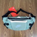 Nike耐克3M反光条多功能运动休闲腰包手提包单肩包斜挎包 颜色：浅绿色 尺寸：26X16X10 Cm 1809