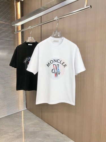 ＭOncle 蒙口 2025春夏新款 圆领短袖 单针彩色立体绣花工艺 采用高克重320克双纱精梳棉面料 微宽松版型 面料手感柔软厚实 男女同款 码数：Smlxl