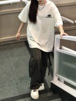 New Balance 新百伦彩绘风车圆领短袖男女同款半袖T恤 面料采用26G双纱纯棉面料、经过高温预缩处理，配套同缸1X1螺纹，反复水洗不易变形。 定位裁剪、