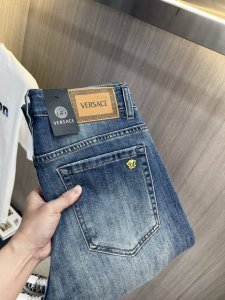 Versace范思哲 2025新品男士牛仔裤 面料舒适弹性好 独家发售 时尚优雅 重工艺设计 采用原色酵母水洗工艺 精选进口重磅丹宁牛仔面料 配定制五金装饰 真