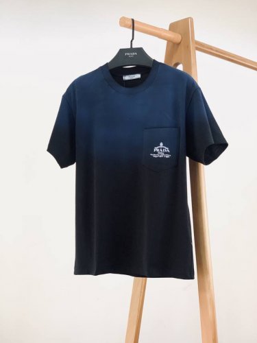 prada 普拉达 2025Ss春夏新品 手绘渐变短Tee，进口优质高支纯棉面料打造，舒适透气，质地超赞，进口3D数码定位印花工艺，胸前经典字母标识口袋装饰，辨