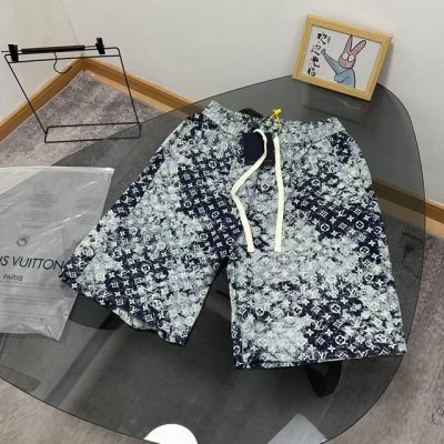 高品质宽松版型 新款短裤上新：Lv路易威登 2025夏季新款重工渲染满印牛仔短裤，定位裁剪拼接设计，轻微做旧浅蓝色洗水，经典Monogram 元点电缀，锤子固定