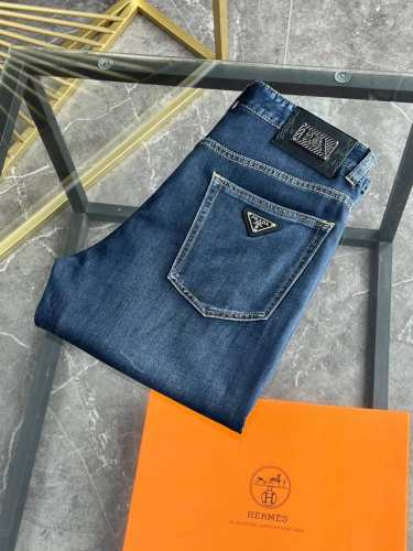 普拉达 新款来袭2630新春爆款新品 专柜有售 实体店极品牛仔裤专柜原版1:1好货，适合各个年龄段。市场最高版本的欧洲进口面料。舒适柔软亲肤，上身效果超级棒时尚