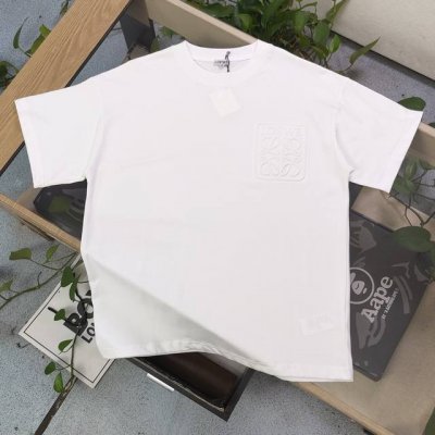 款号 Zscx49021 高版本 2025新款Loewe罗意威经典简约3D压印Logo休闲情侣宽松短袖T恤 独一无二的活性环保面料染色 32支双纱精梳纯棉爽滑手
