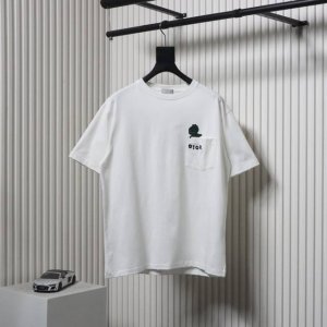 Dior 迪奥 24Ss 口袋小恐龙刺绣短袖 定制1:1原版20支双纱赛尔棉配套32支双纱罗纹面料 衣身多处皆由纯人工规律性定位磨破 做工繁琐复杂 人工定位车贴