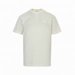 burberry 巴宝莉 25Ss 后背圆圈战马发泡印花短袖 选用轻盈平织棉面料制成 呈现常规版型 背部植绒印花灵感来自 20 世纪上半叶的品牌典藏目录 融入马