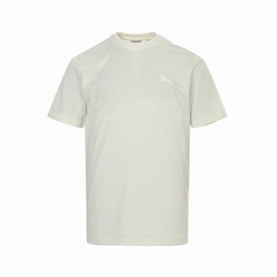 burberry 巴宝莉 25Ss 后背圆圈战马发泡印花短袖 选用轻盈平织棉面料制成 呈现常规版型 背部植绒印花灵感来自 20 世纪上半叶的品牌典藏目录 融入马