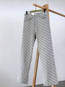 dior Homme 迪奥 桀傲 2025Ss春夏新品 极具美学基调的一款满印牛仔裤 以面料印花和品质为主导 延续了常态化的设计精髓 标签化元素完美嵌入 整条裤