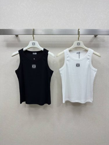 25Ss Lowe*背心 春夏系列 圆领领口 胸前Logo刺绣图案点缀 简约又不失特色 舒适透气 弹力修身版型 上身显瘦又百搭 商标齐全 两色Smlxl