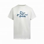 Dior 毛巾绣短袖 定制竹节纹雾织棉 质感十足 舒适贴肤 以纯净白底相碰静谧浅蓝 胸前利落的 Dior For My Real Friends 宣言以毛巾绣工