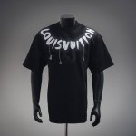 本地自取180 louis Vuitton/路易威登 25Ss 领口涂鸦字母印花短袖 同缸定织定染原版同色螺纹 领口进口机器印花直喷工艺 内里包边包条做工高版本