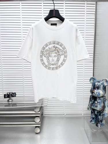 versace*25Ss春夏新款短袖，定制260克100%纯棉双纱汗布面料，同缸定染特种加粗32支双股1X1螺纹，双针车线跨缝工艺，高版本男女同款 尺码：S M