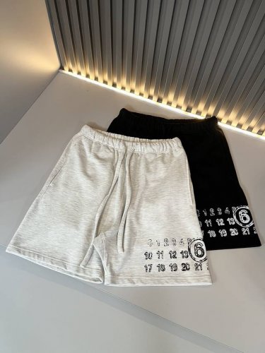 马吉拉 Maison Margiel 2025春夏新款男女同款休闲短裤，专柜同步发售！定制专属洗水纯棉面料，裤腿印花Logo设计！简约大方，从容百搭，档次极高，