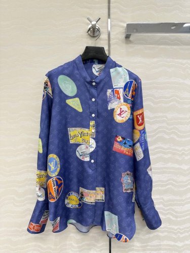独家首发原单品质Lou神仙颜值的彩虹假日系列经典Monogram暗纹Logo定位海报徽章印花印花真丝长袖衬衫！100%真丝斜纹绸，气质小圆领设计上身减龄绝绝子！