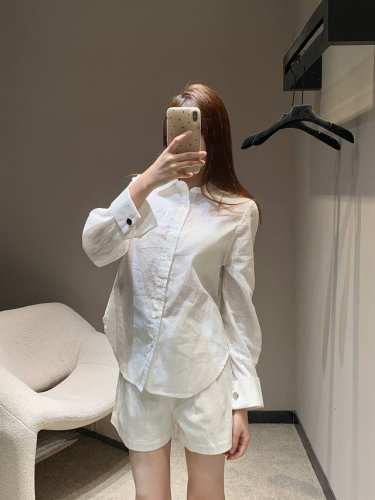 Saint Lauren* 25Ss春夏新款 字母刺绣长袖衬衫+短裤套装 炒鸡火爆的套装 随意搭配松弛感满满 现在可以当防晒当空调衫 直接过渡到秋天 完美衬衫做