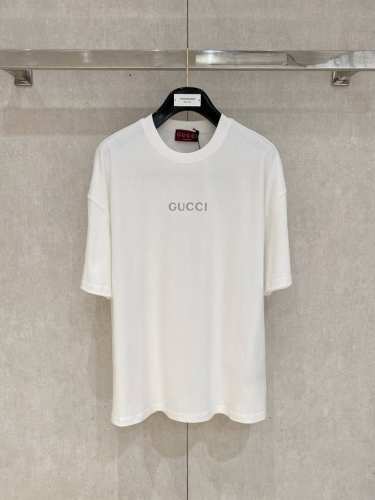 Gucci 25新款短袖Yyds 日常出门闭眼搭 定制纯棉弹力棉面料短袖T恤 魅力在于创造了简约奢华感的时尚,随意搭配感受英式风格独特气质. 宽松的版型展现出休