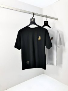 Gucci。2025春夏新品时尚圆领短袖高级定制百搭款式！更有实用感 任何人都可以轻松驾驭 采用莫代尔氨纶面料制作，奢华经典品牌Logo设计，H非常显档次懂货的
