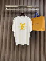 Lv 立体裂纹印花棉质短袖T恤，定制主标 辅料 水洗齐全 超复杂工艺 立体裂纹印花营造出割裂感的效果，甄选250克32支紧密纺双纱纯棉面料 质感厚实但是透气性良