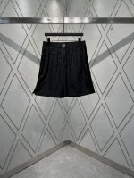 驴家 25Ss新款桑蚕丝短裤以 Monogram 提花呈现莹亮波纹质感，再为两侧裤腿点缀针织饰带，可与同款短袖马球衫共筑日夜皆宜的学院风造型。Marque L.