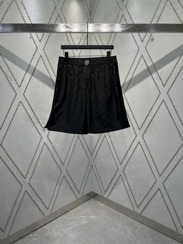 驴家 25Ss新款桑蚕丝短裤以 Monogram 提花呈现莹亮波纹质感，再为两侧裤腿点缀针织饰带，可与同款短袖马球衫共筑日夜皆宜的学院风造型。Marque L.