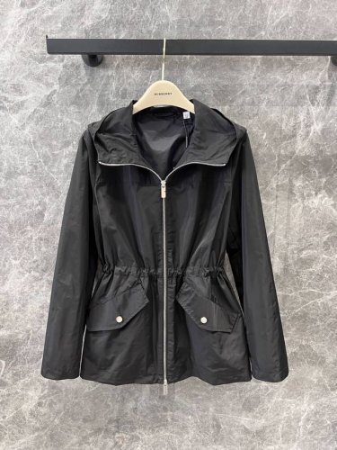P400 Burbe*Ry 25Ss早春新款 收腰双向拉链连帽风衣外套 独家高版出品 面料质感比较薄，十分轻盈，上身舒适，适合早春秋穿着。简约的线条感，定制五金