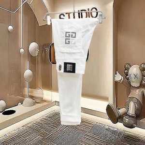 主推.长期有货 纪梵希 高品质 2025官网高端新品原单少数帅爆牛仔裤 百分百原单 百搭神器 今年最新流行的风格设计款式 采用进口棉花制作成的单宁布 上身舒适