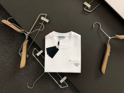 prad*合身版型M-Xxxl 25春夏顶级黑色铆钉镶嵌口袋融合金属三角标重磅经典短袖，精致工艺专柜面料，顶级元素融合打造，经典短袖3标齐全，潮男时尚，无论是上